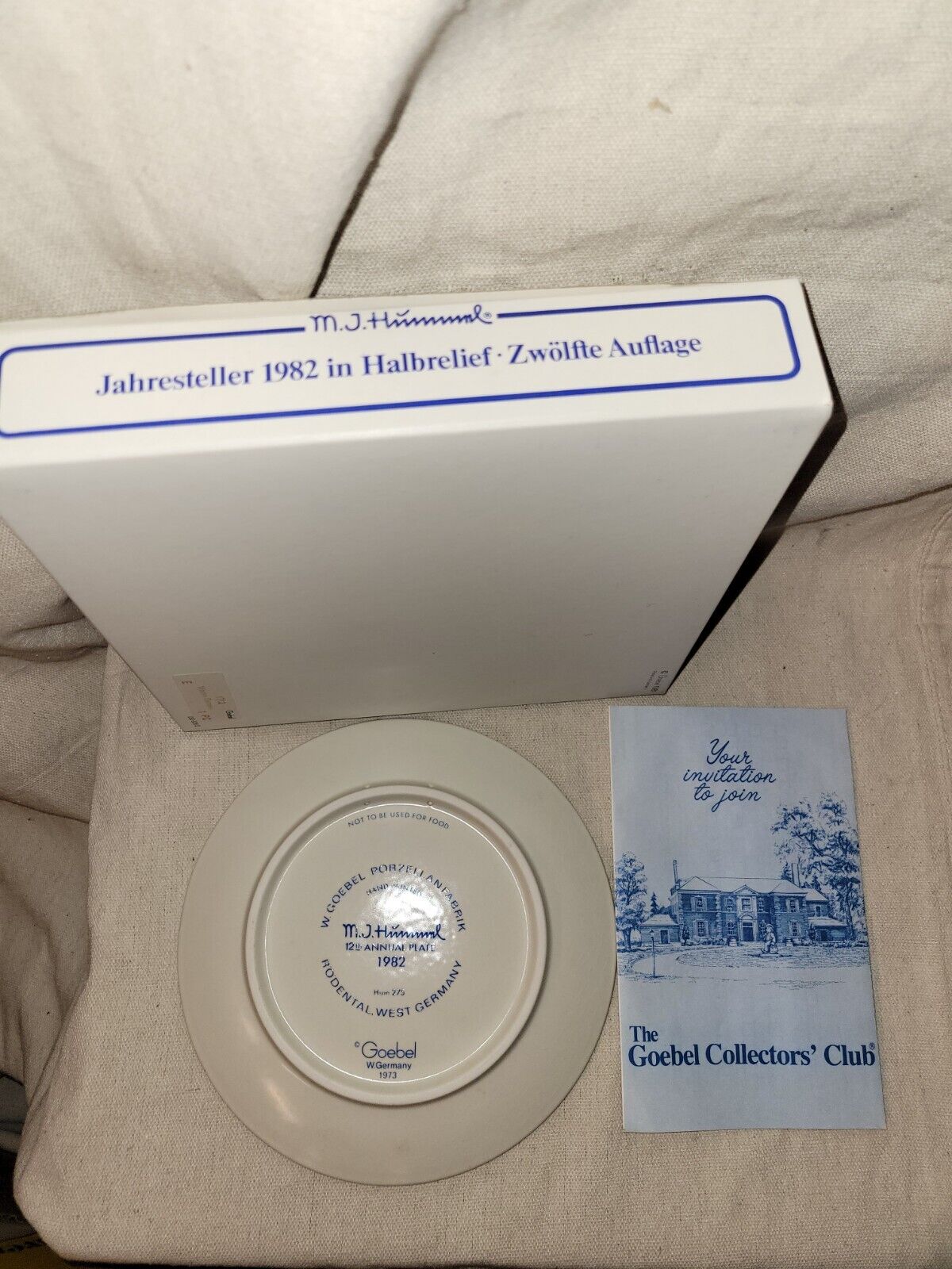 Vintage Hummel Goebel Plate Bas-Relief 1982 #275 Umbrella Girl Boxed NOS