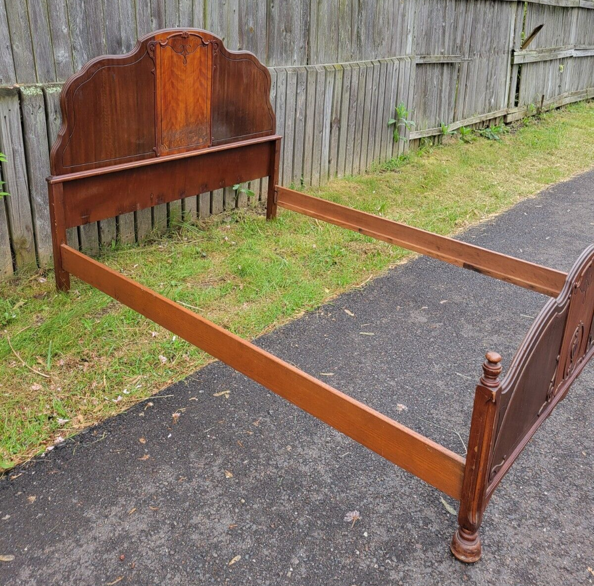 Vintage Full Size Bed Frame Set in Dual Wood Tones Carvings