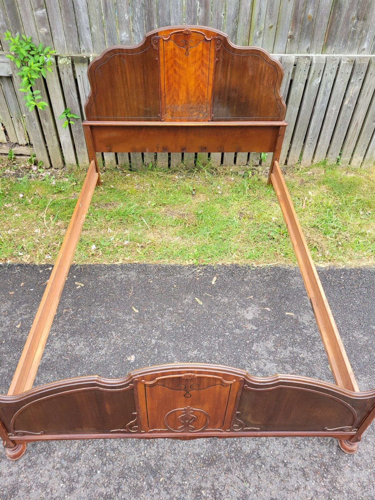 Vintage Full Size Bed Frame Set in Dual Wood Tones Carvings
