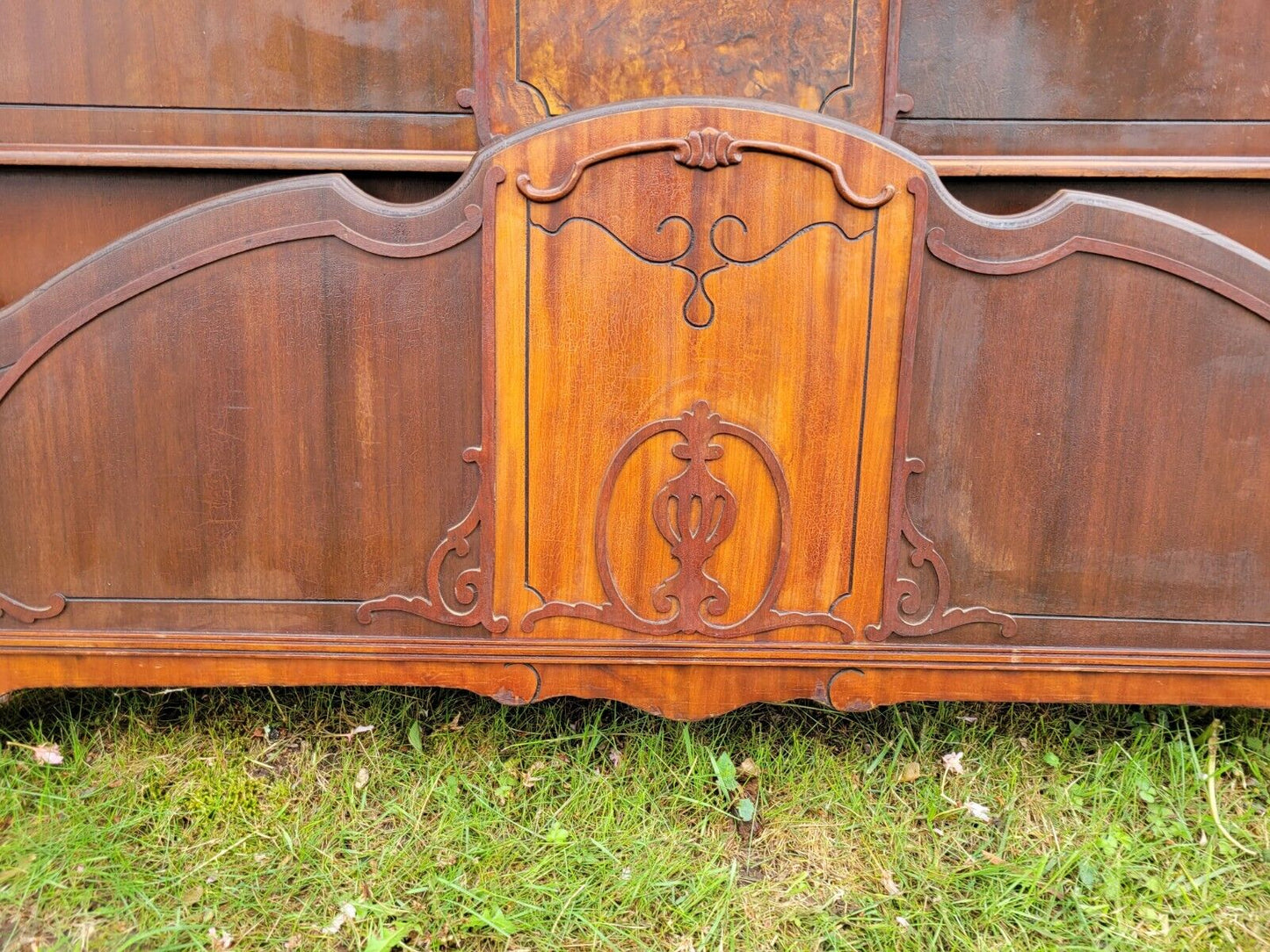 Vintage Full Size Bed Frame Set in Dual Wood Tones Carvings