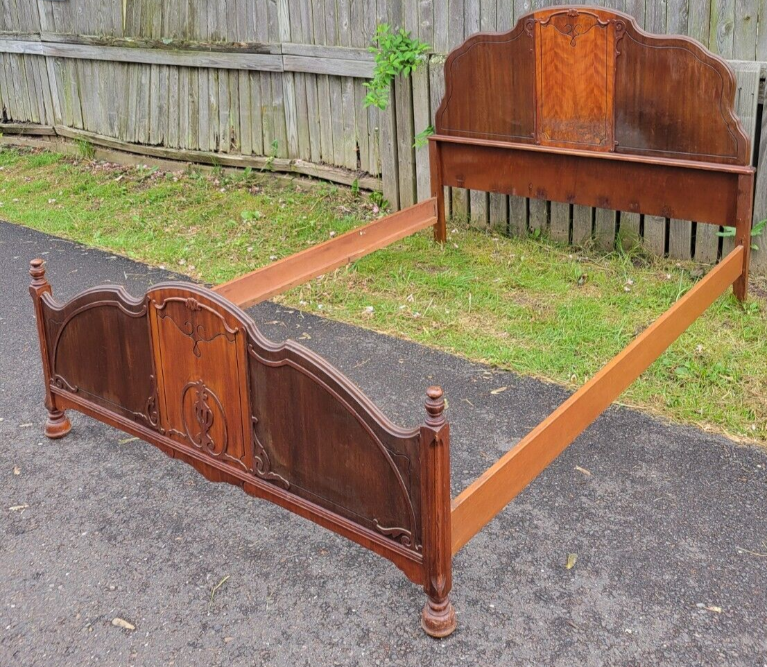 Vintage Full Size Bed Frame Set in Dual Wood Tones Carvings