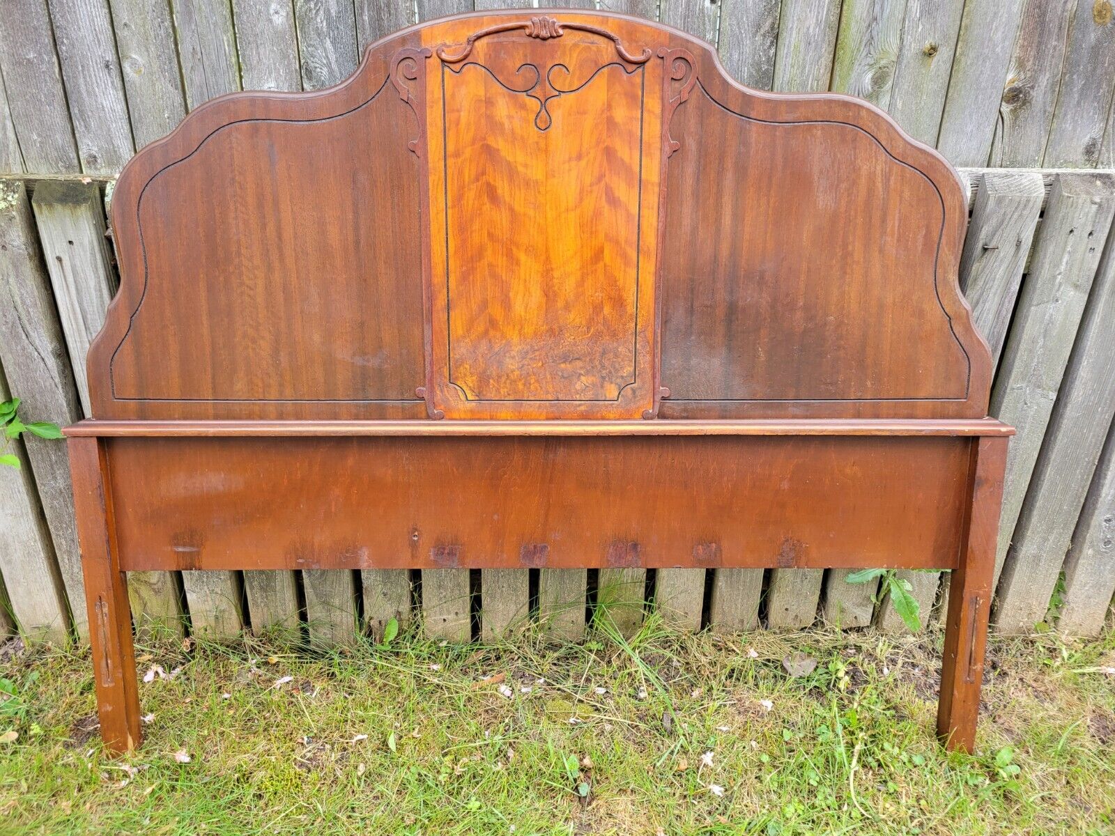 Vintage Full Size Bed Frame Set in Dual Wood Tones Carvings